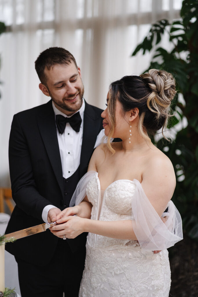 Wedding Photographer at The Retreat at Elcott Park for cake cut