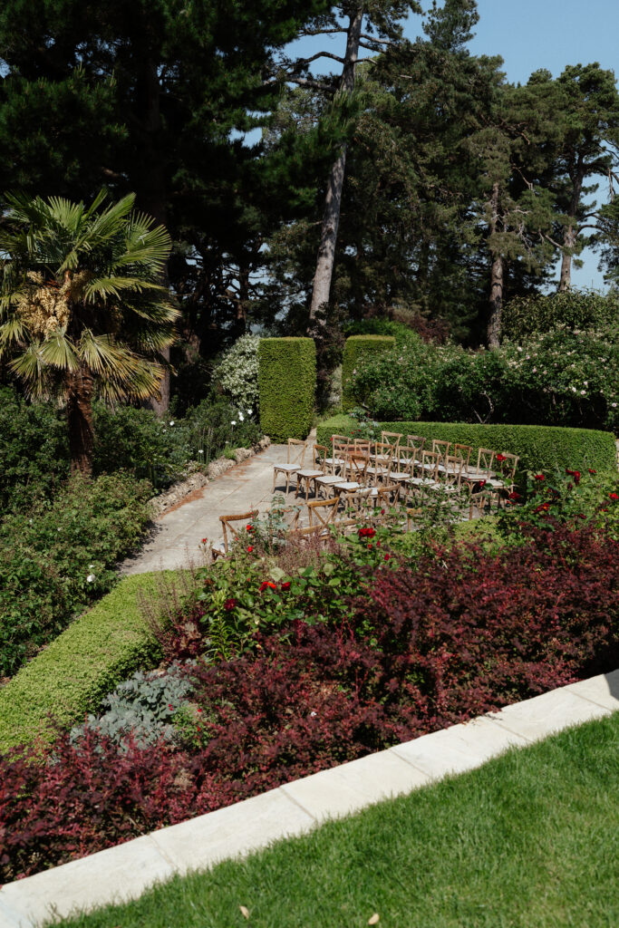 outdoor wedding ceremony at kiftsgate court gardens by cotswolds wedding photographer